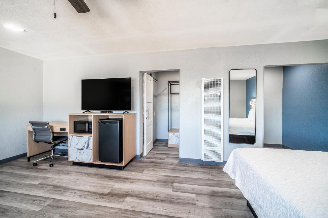 Pacific Inn and Suites — photo 20