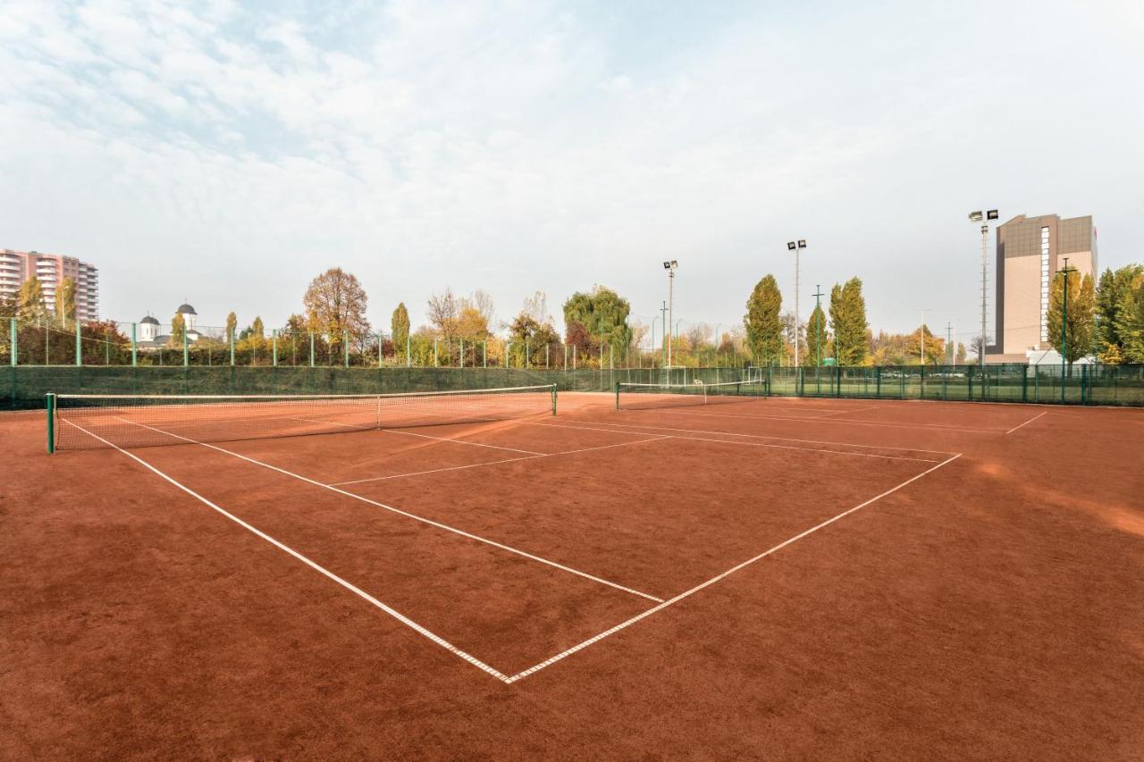 Tennis court: Ramada by Wyndham Bucharest Parc Hotel