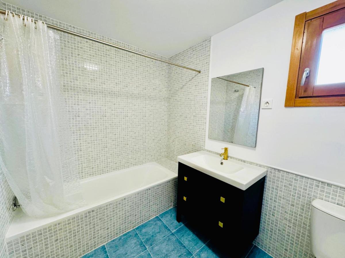 Salón con chimenea rústica