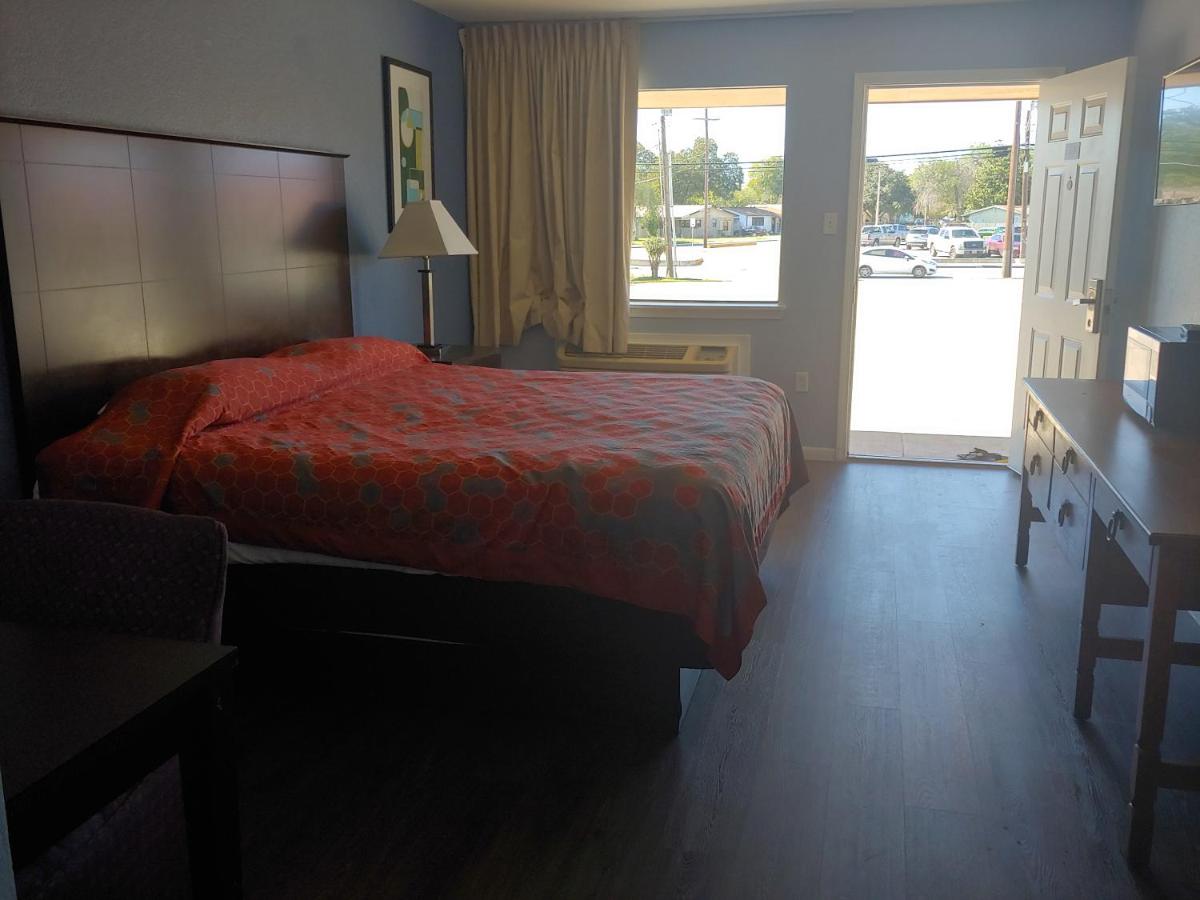 BROOKS CITY EXECUTIVE INN — photo 9