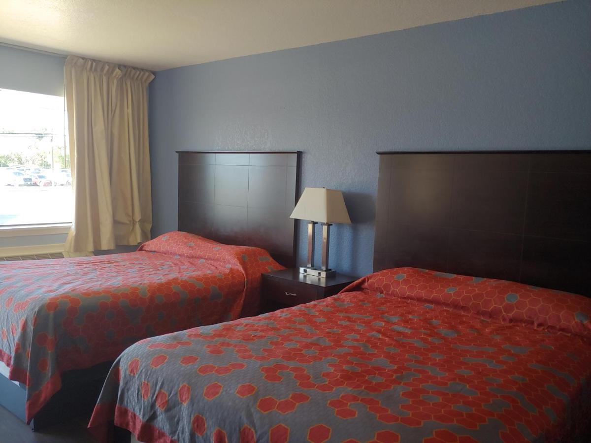 BROOKS CITY EXECUTIVE INN — photo 10