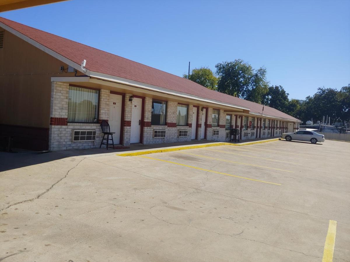 BROOKS CITY EXECUTIVE INN — photo 12