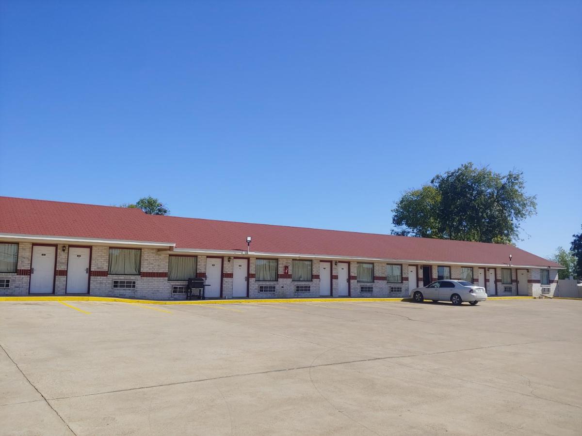 BROOKS CITY EXECUTIVE INN — photo 5