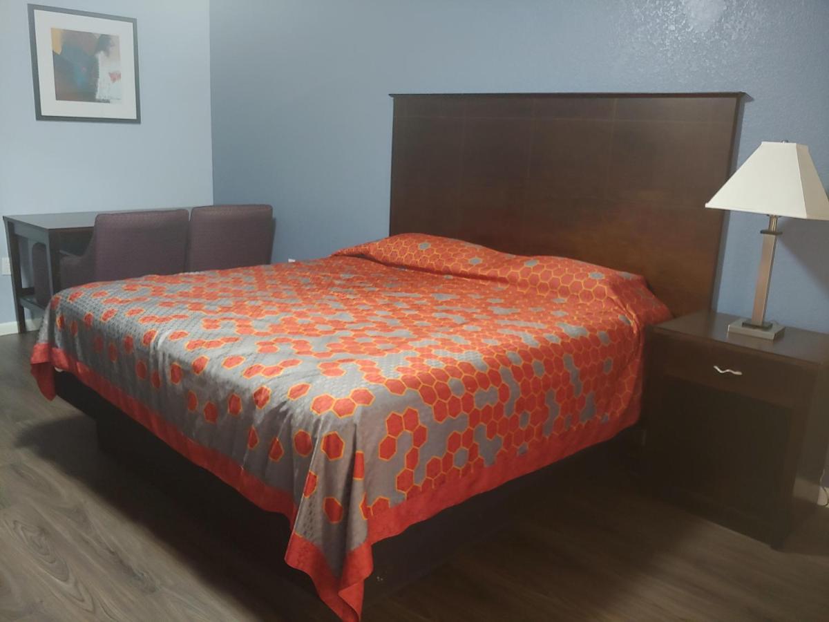 BROOKS CITY EXECUTIVE INN — photo 15