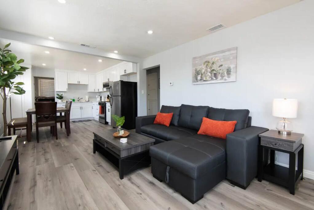 Chic Getaway Cozy Comfortable and Convenient with Two Bedrooms - 5