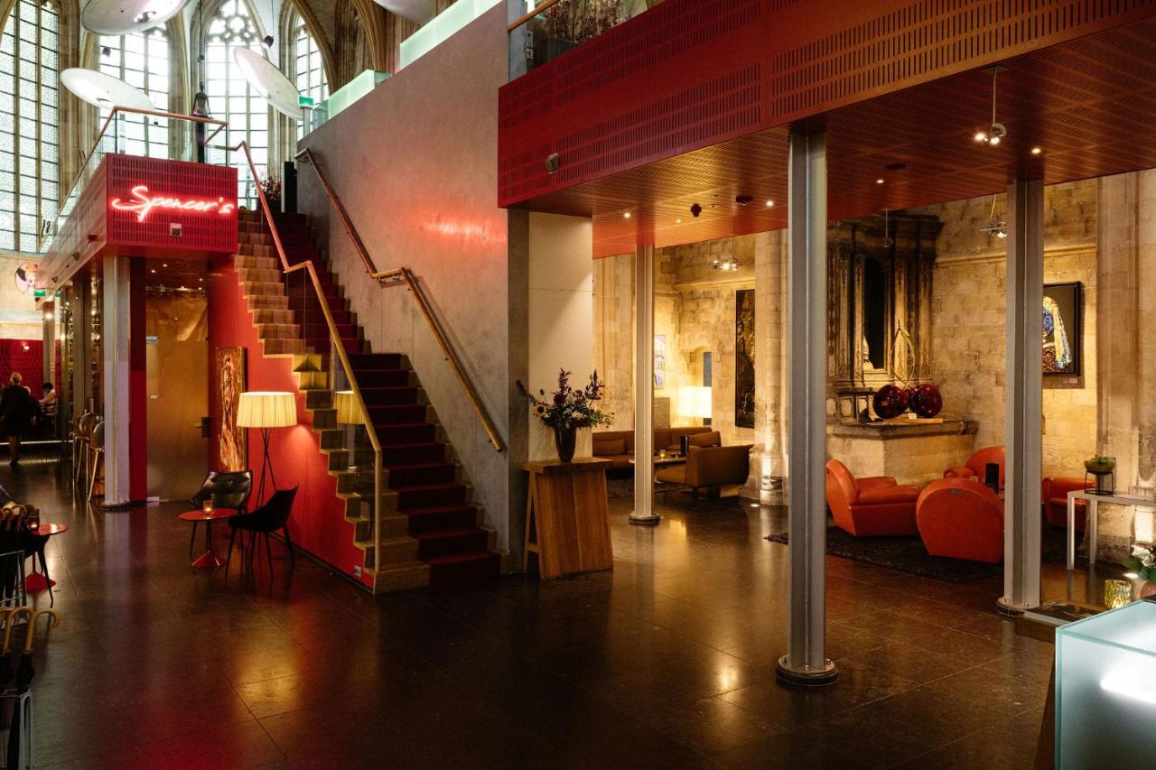 Een zitgedeelte bij Kruisherenhotel Maastricht - Oostwegel Collection, member of Design Hotels