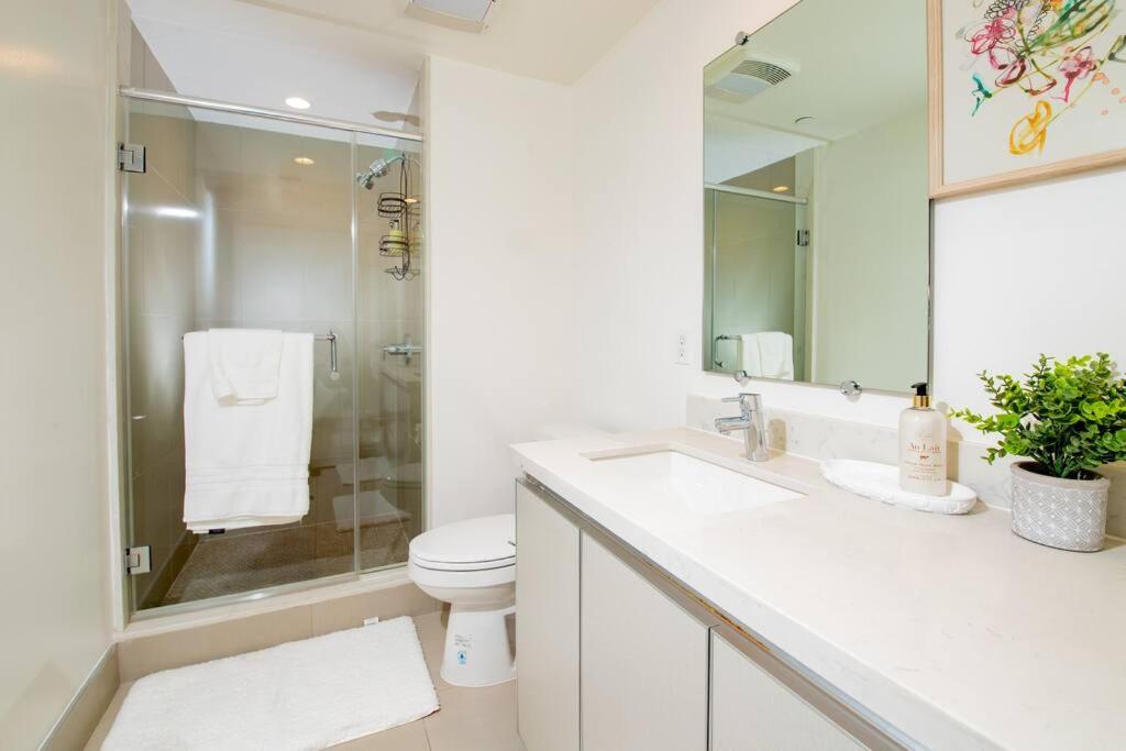 New Modern 3BR 3BA Apt in Central Los Angeles with Rooftop & Parking - 3