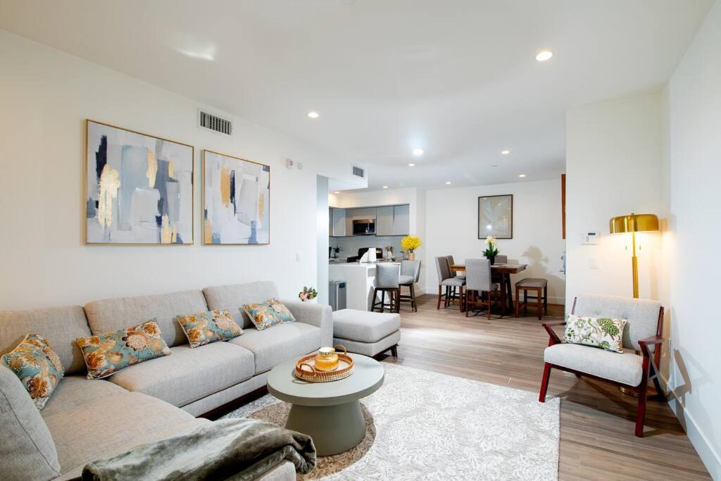 New Modern 3BR 3BA Apt in Central Los Angeles with Rooftop & Parking - 4