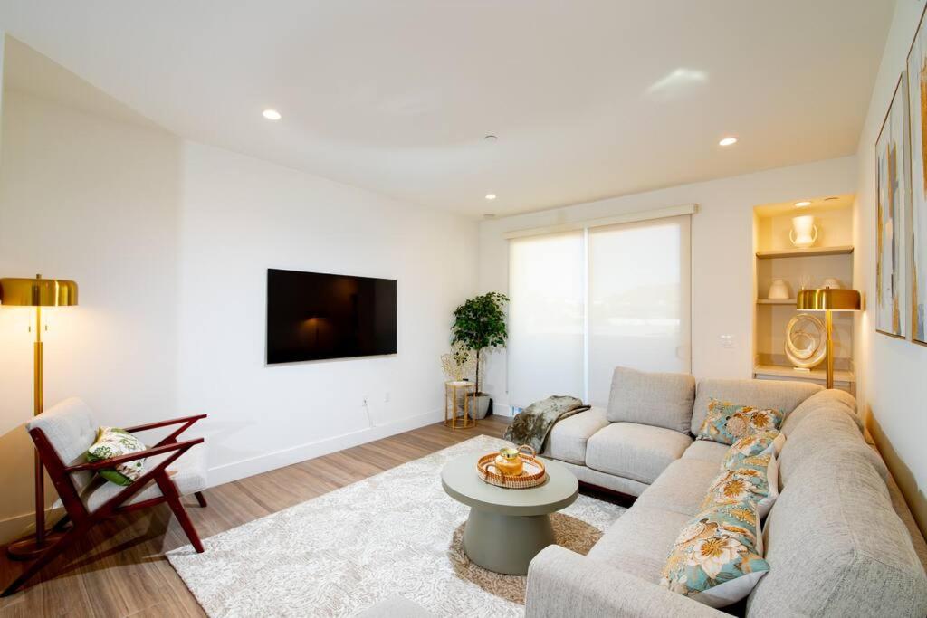 New Modern 3BR 3BA Apt in Central Los Angeles with Rooftop & Parking - 5