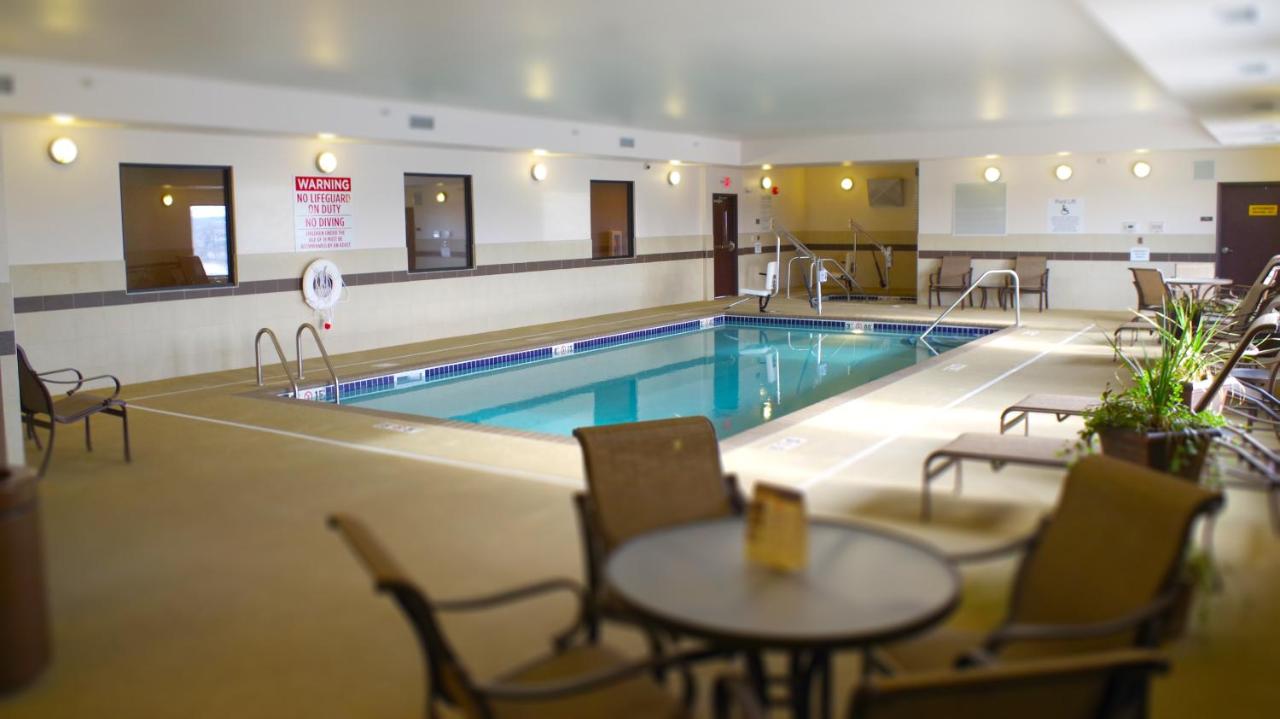 Heated swimming pool: Best Western Plus Lincoln Inn & Suites