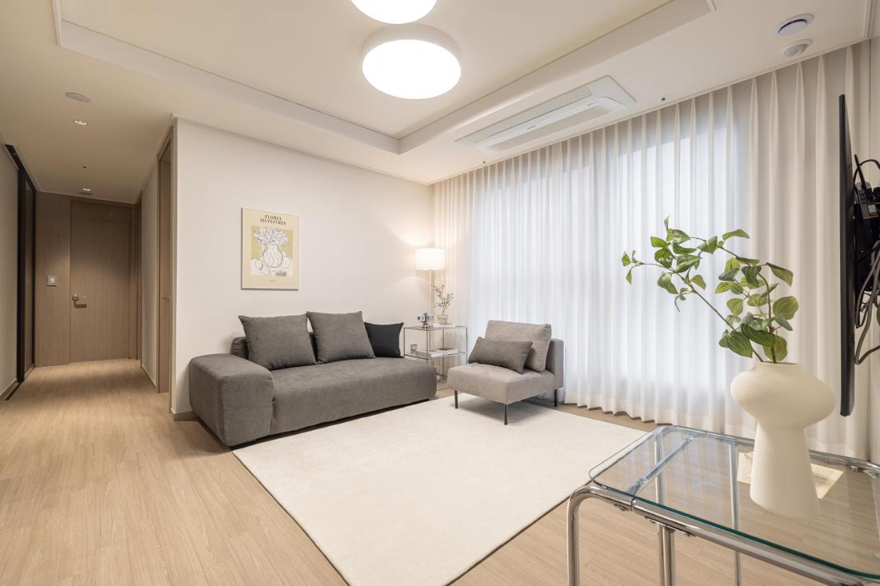 Stylish Modern Condo, 3 Bedrooms, 2 Bathrooms, 4 Air Conditioners, 65-inch TV, Laundry Machine & Dryer - 3