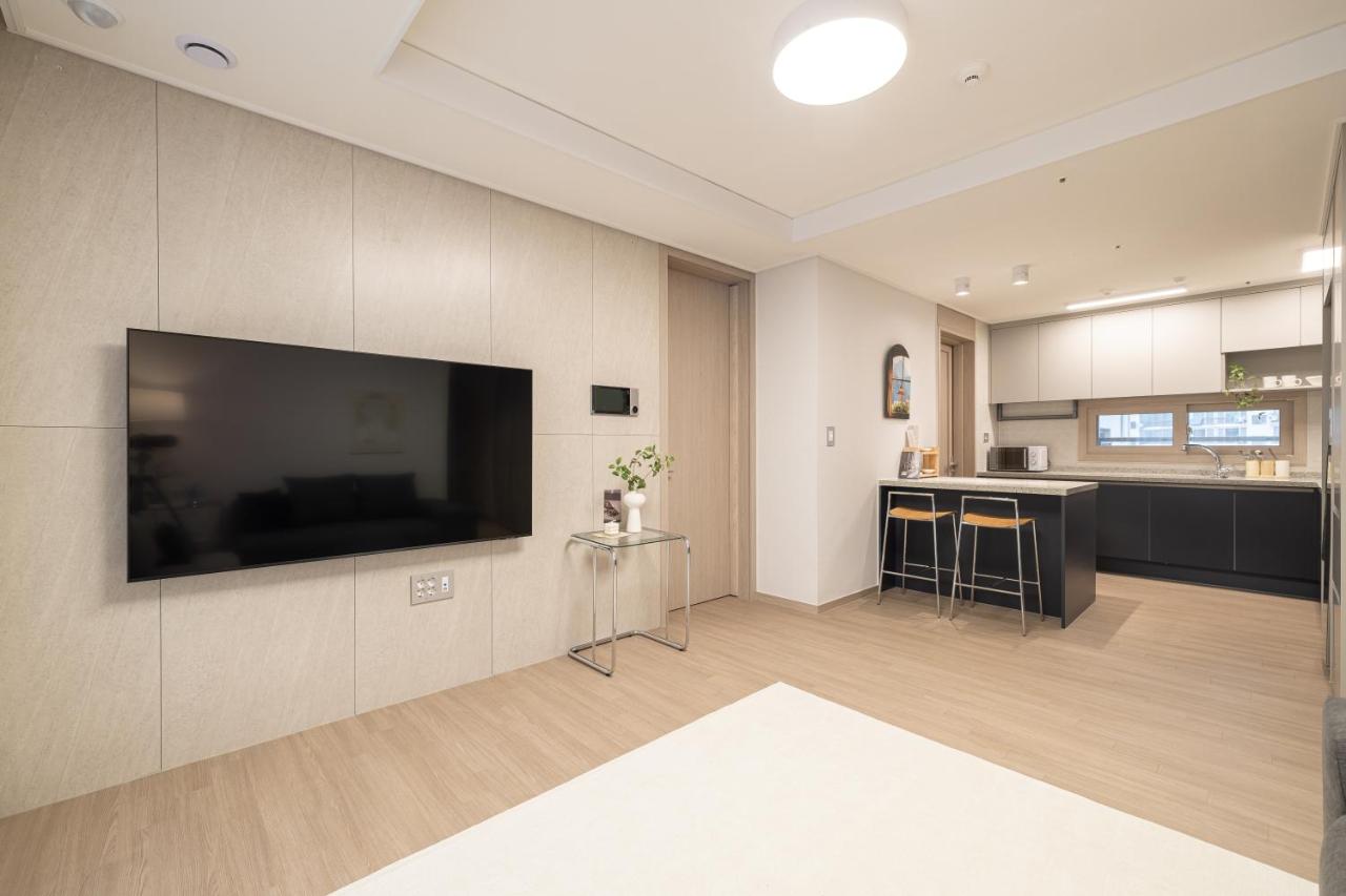 Stylish Modern Condo, 3 Bedrooms, 2 Bathrooms, 4 Air Conditioners, 65-inch TV, Laundry Machine & Dryer - 2