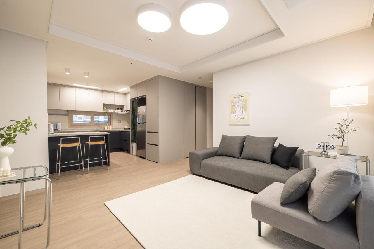 Stylish Modern Condo, 3 Bedrooms, 2 Bathrooms, 4 Air Conditioners, 65-inch TV, Laundry Machine & Dryer - 5