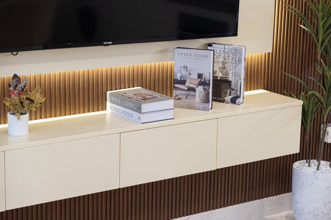 Luxurious New Studio! 2 Double Beds! Sleek Design & High-End Amenities in Dubai Downtown - 3