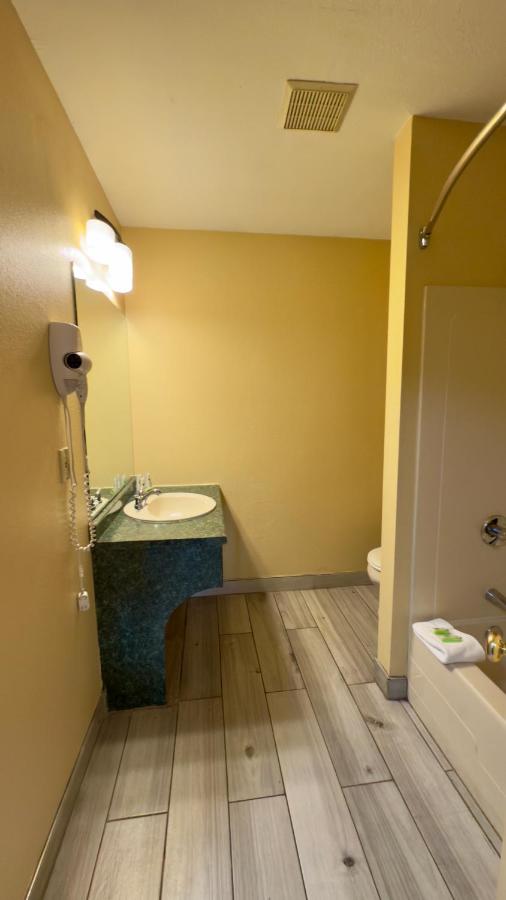 Swiss Chalets Village Inn — photo 15