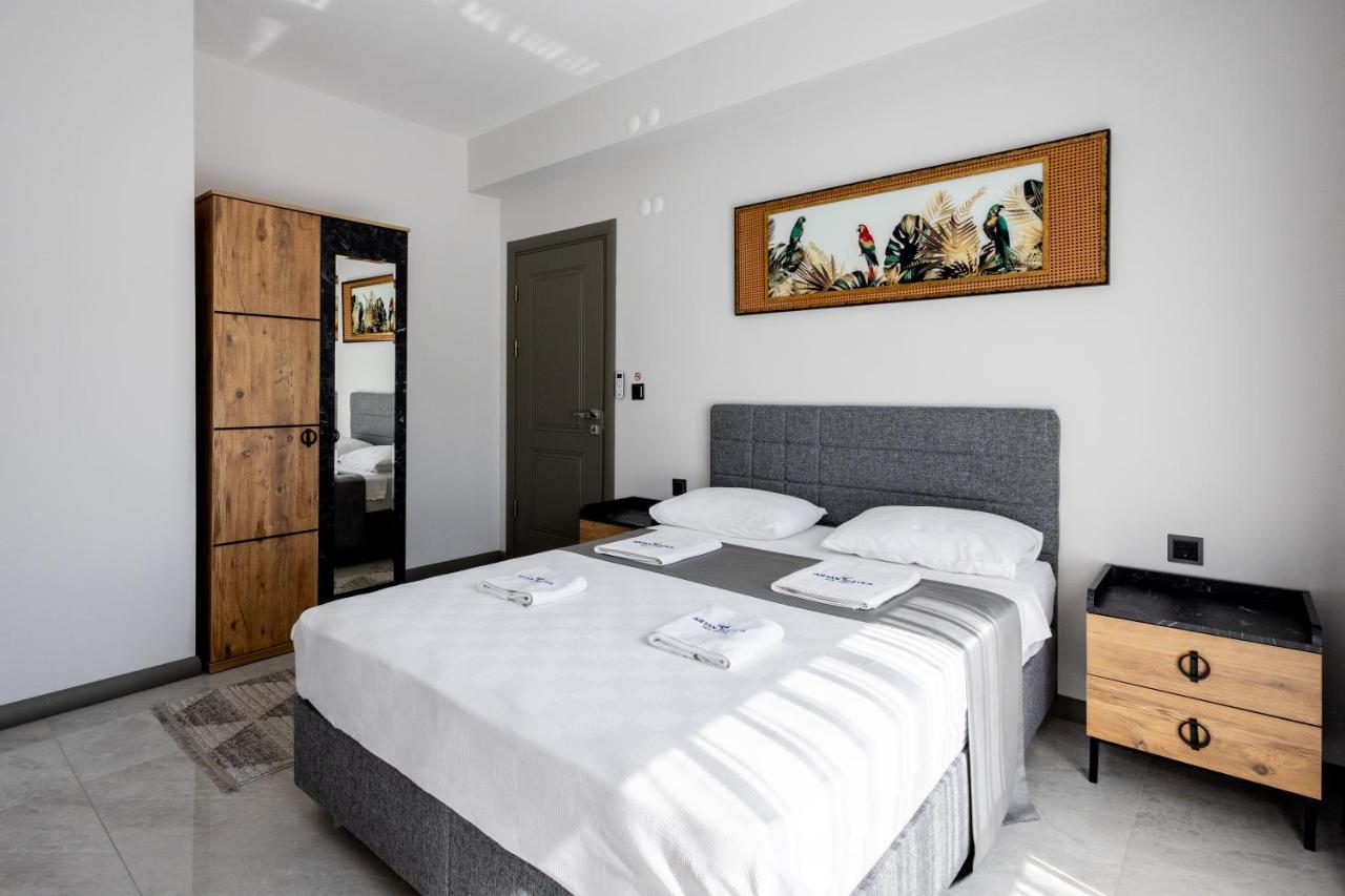 King Suite with Pool View