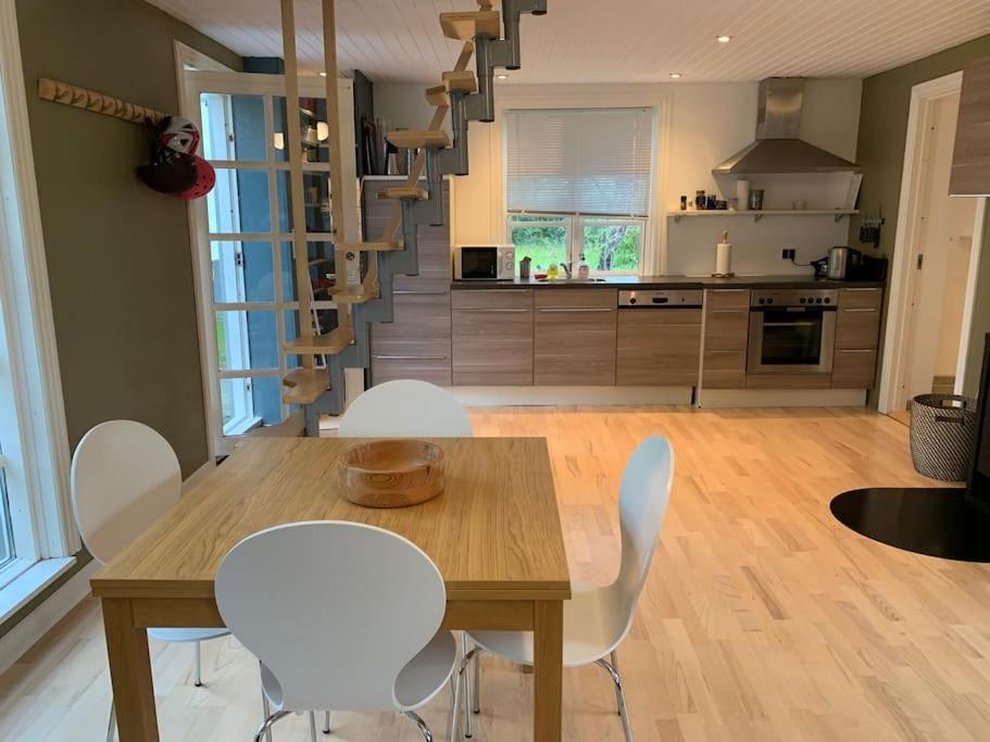 Modern 2 bedroom cottage close to airport and town - sleeps 8 - 4