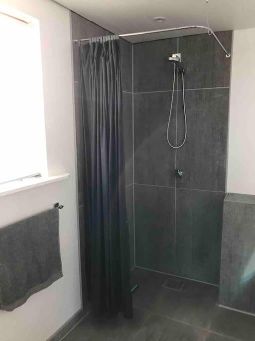 Modern 2 bedroom cottage close to airport and town - sleeps 8 - 3