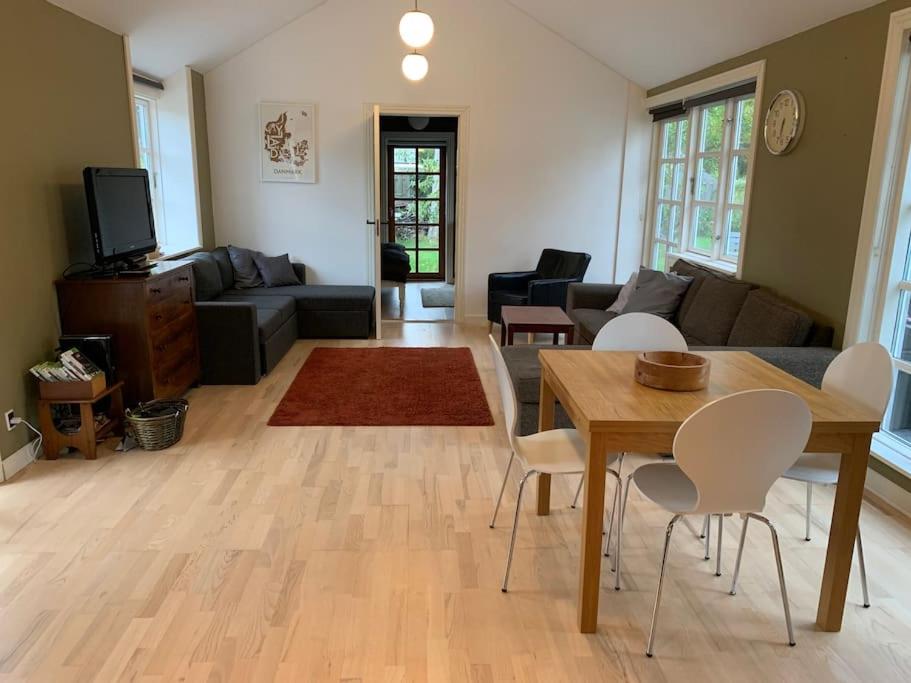 Modern 2 bedroom cottage close to airport and town - sleeps 8 - 5