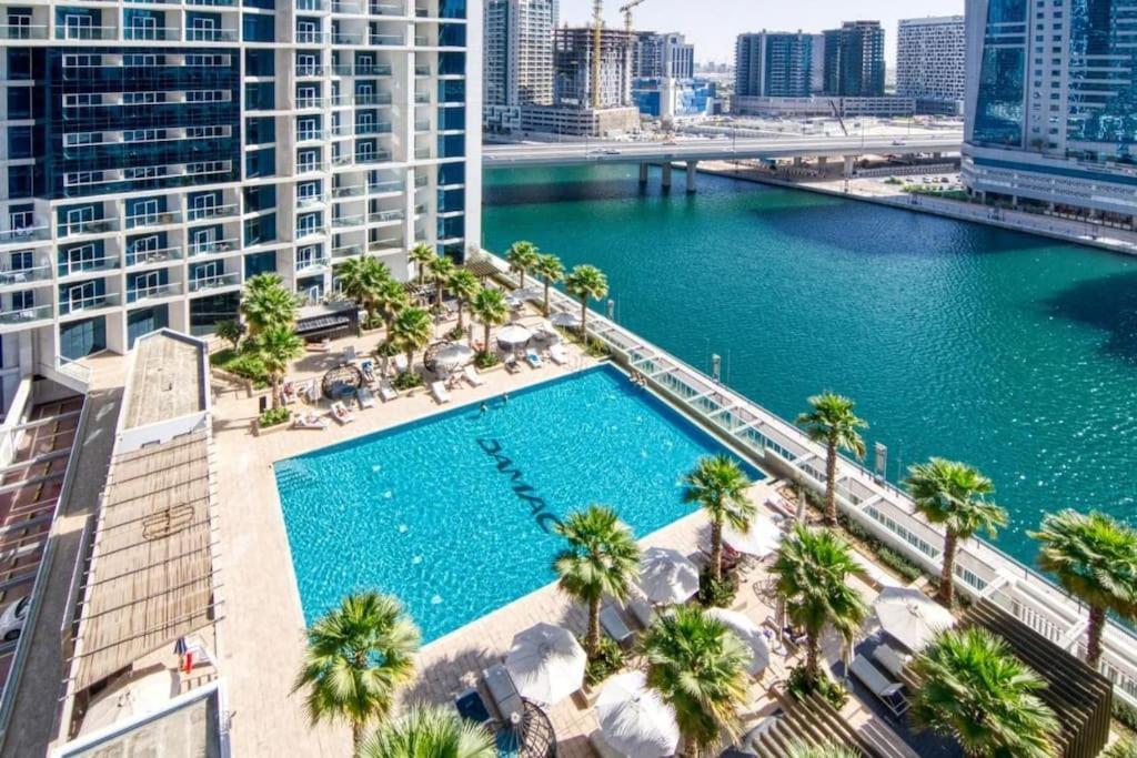 Spacious Studio with Pool - Canal & Burj Views - 4