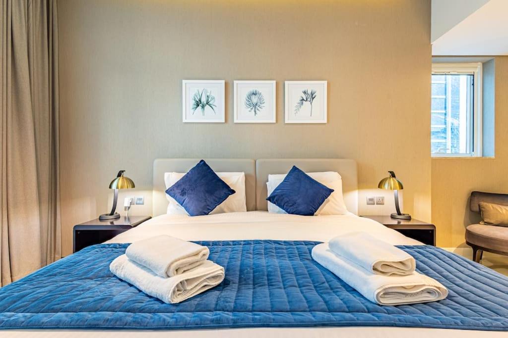 Spacious Studio with Pool - Canal & Burj Views - 3