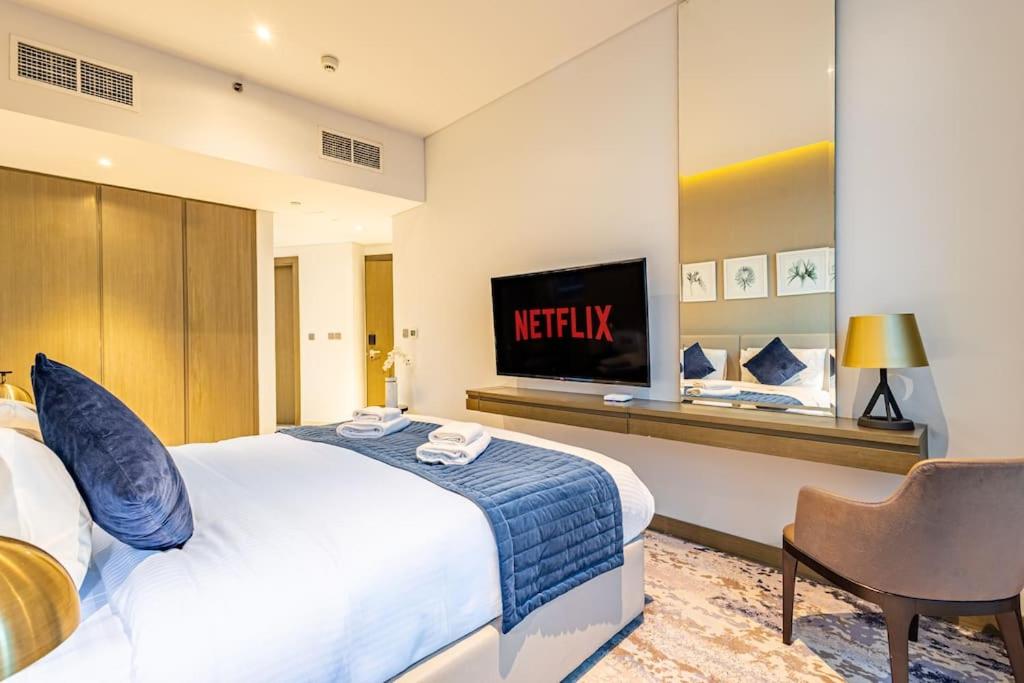 Spacious Studio with Pool - Canal & Burj Views - 5