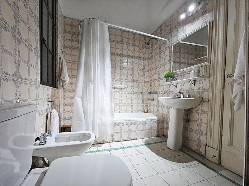 Comodo piso en Buenos Aires centro, cerca de importantes avenidas centros gastronomicos y plaza Houssey, - 3