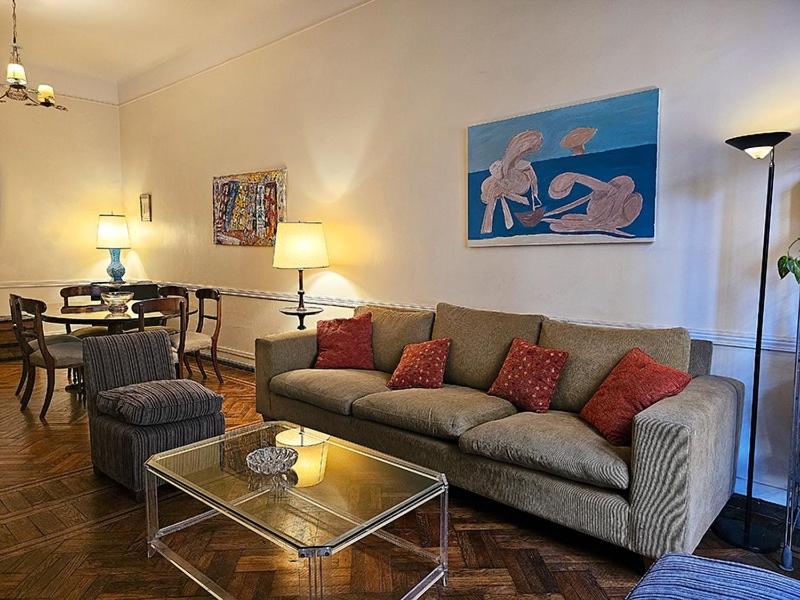 Comodo piso en Buenos Aires centro, cerca de importantes avenidas centros gastronomicos y plaza Houssey,