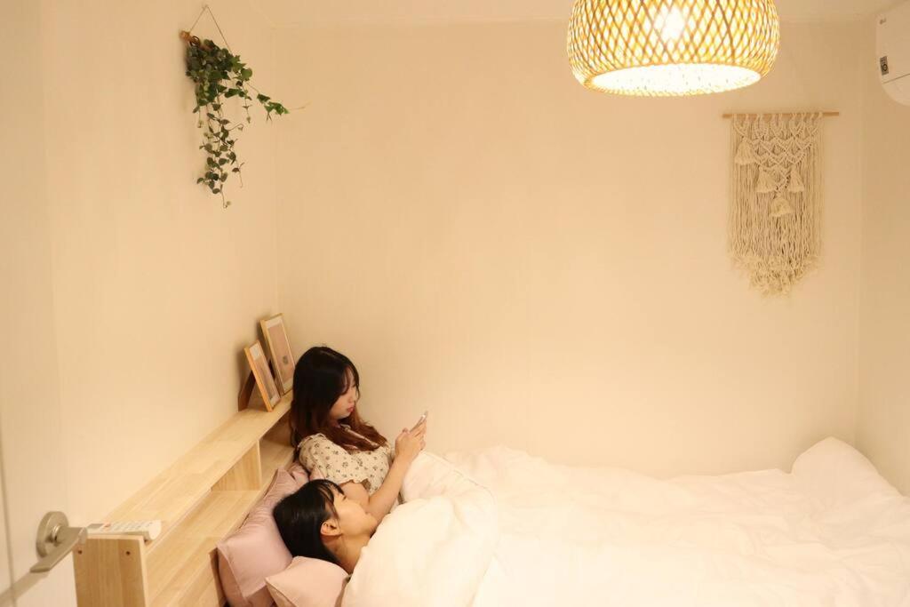 3 rooms 4 Queen beds 홍대역 도보 3분