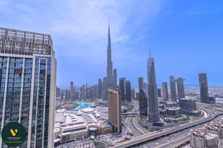 Vogue Vacation Homes, Downtown Views II with Direct Access to Dubai Mall Via a Climate Controlled Bridge, Three Bedroom Apartment plus kids room and Balcony with Burj Khalifa View