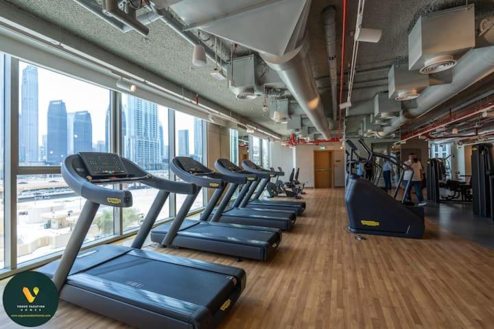 Vogue Vacation Homes, Downtown Views II with Direct Access to Dubai Mall Via a Climate Controlled Bridge, Three Bedroom Apartment plus kids room and Balcony with Burj Khalifa View - 5