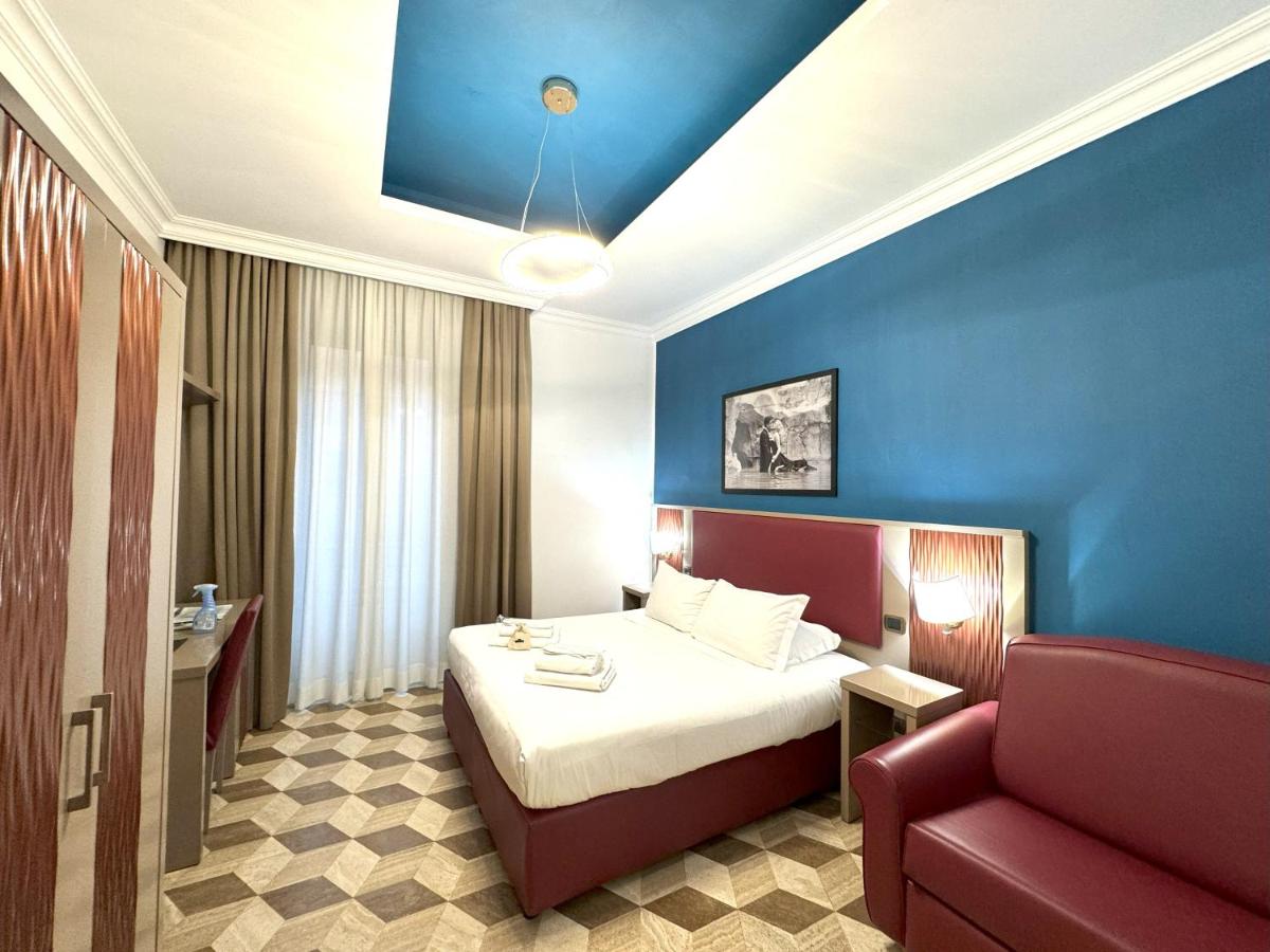 The Five Oscars Inn - 2