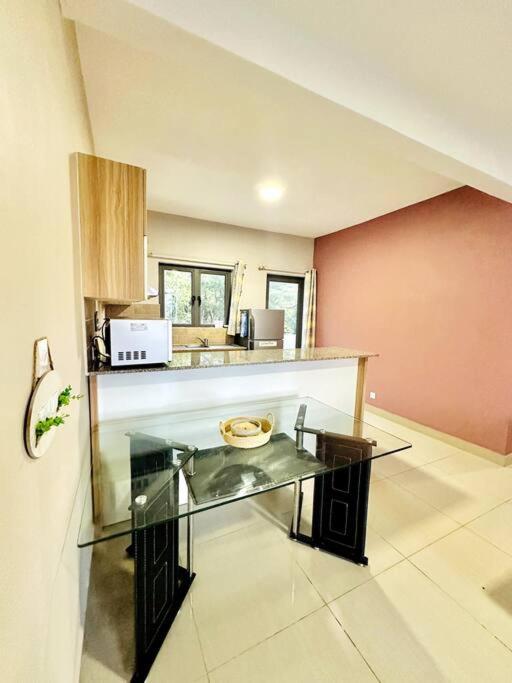 Modern 3 bed flat with pool - 5