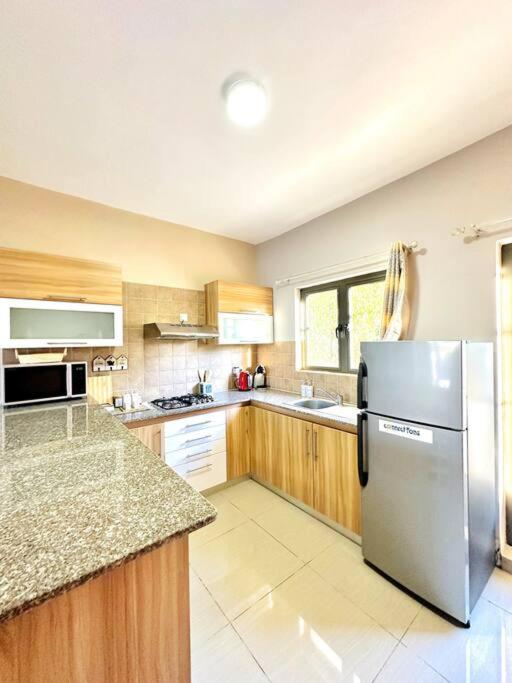 Modern 3 bed flat with pool - 2