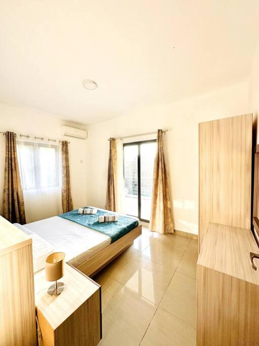 Modern 3 bed flat with pool - 4