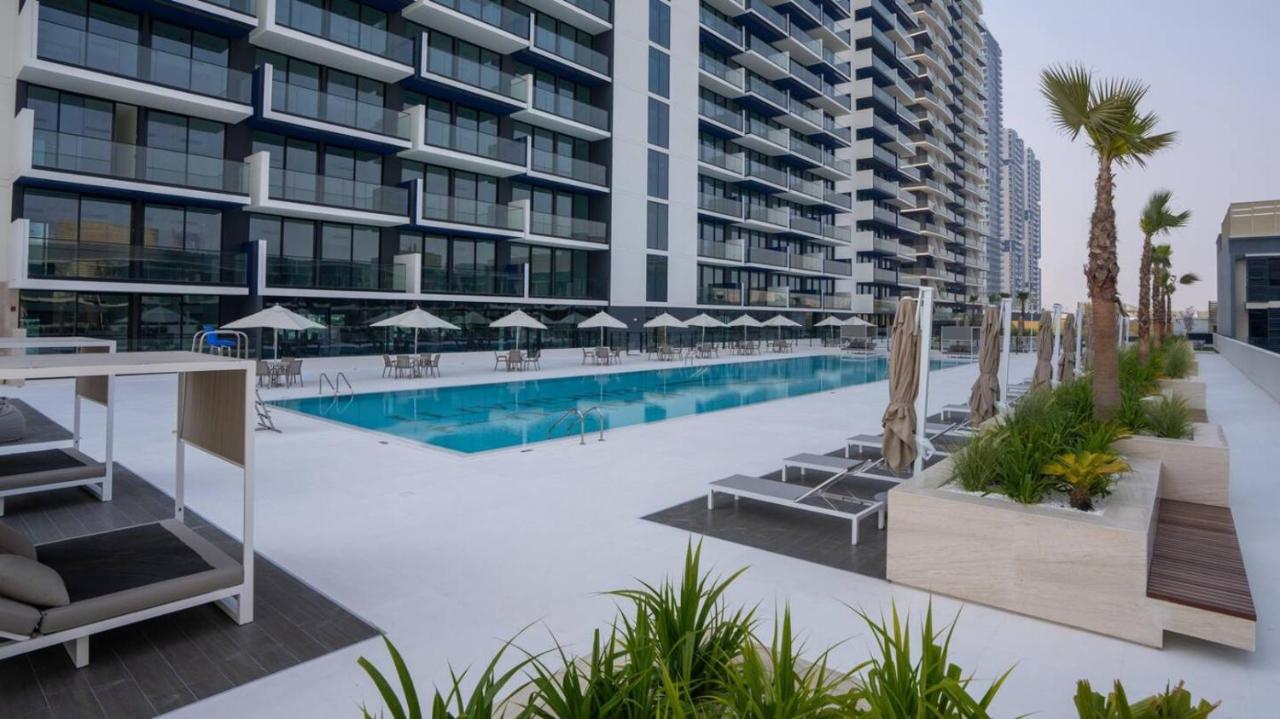 Elegant 1br Escape Jvc Pool & Balcony Access - 4