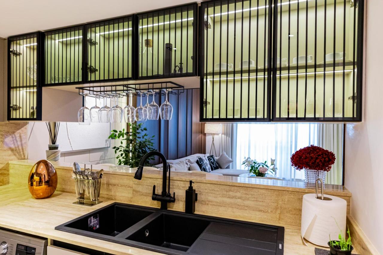 VIP Experience Dubai Downtown at Boulevard Central T2 - Burj Khalifa View - Modern Luxury Apartments - 4