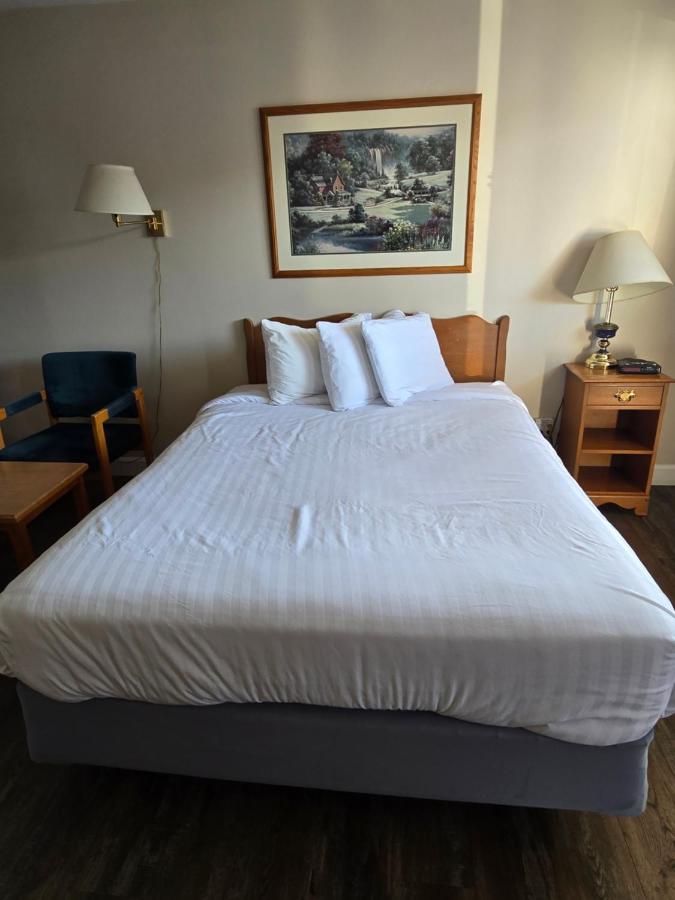 Colonial Lodge Motel — photo 17