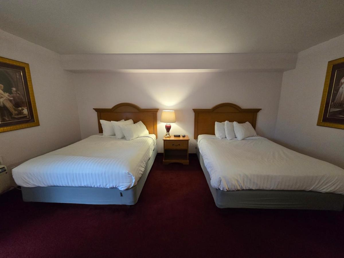 Colonial Lodge Motel — photo 4