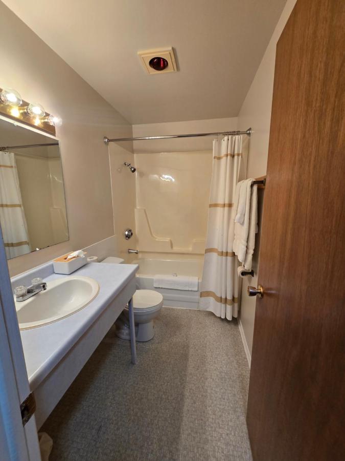 Colonial Lodge Motel — photo 21