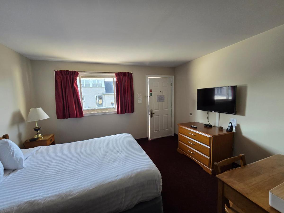 Colonial Lodge Motel — photo 15