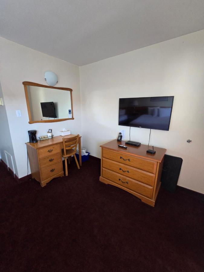 Colonial Lodge Motel — photo 12