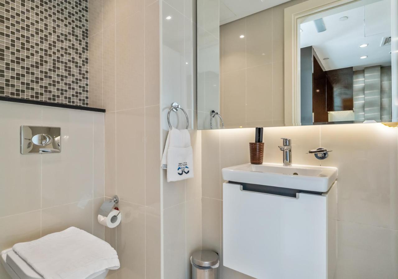 Luxury 3BR Burj Khalifa View Infinity Pool Spa Gym - 3