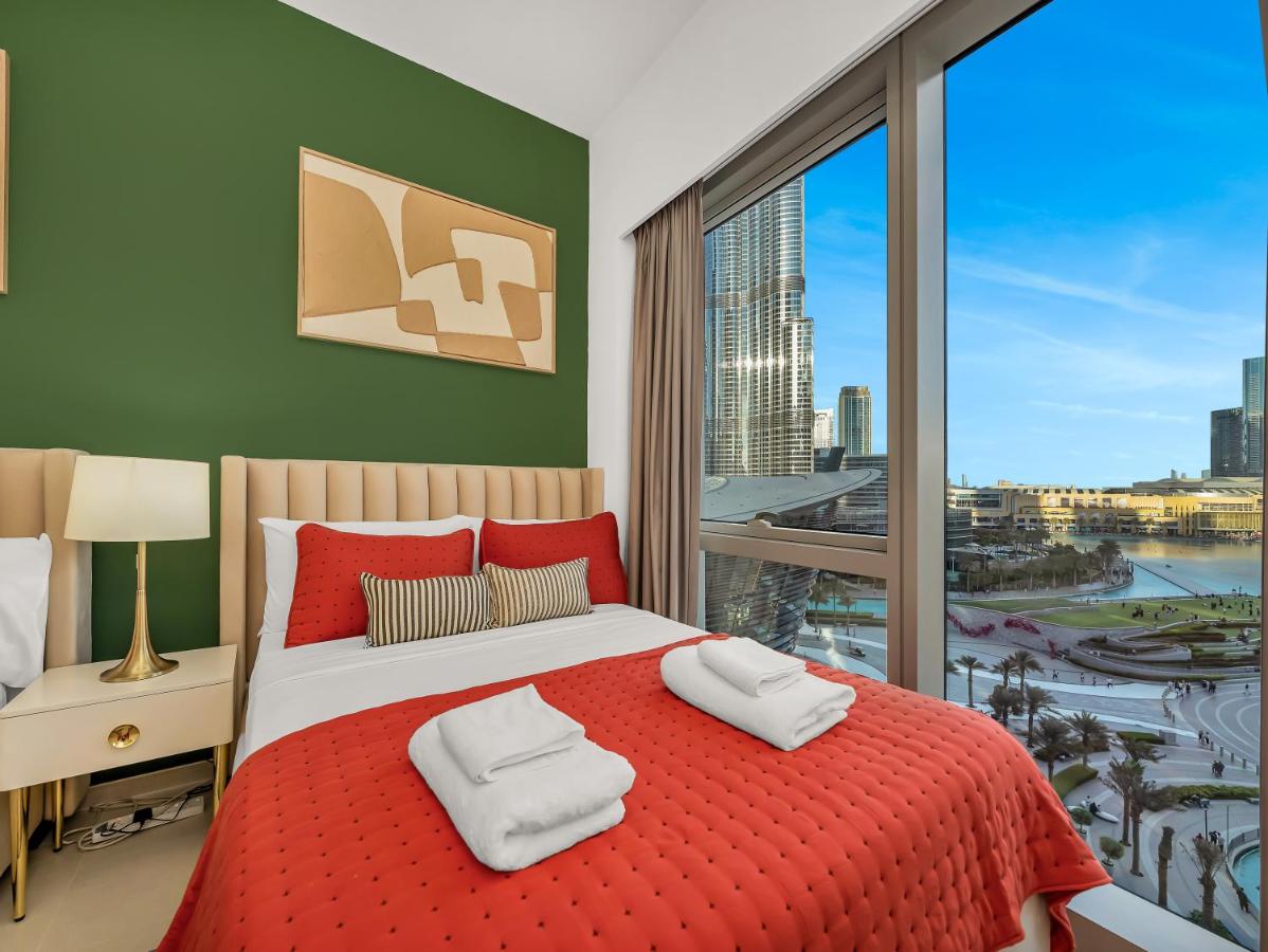 Luxury Two Bedroom Apartment with Balcony, Full Burj Khalifa & Fountain Views by Delujo Stays - 4