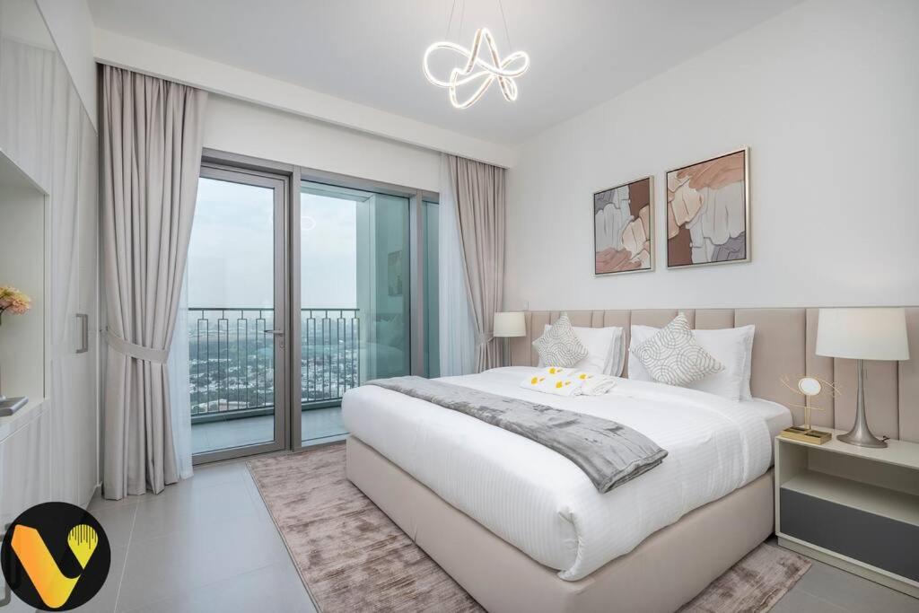 Vogue Vacation Homes, Downtown Views II with Direct Access to Dubai Mall Via a Climate Controlled Bridge, One Bedroom Apartment with Balcony and City View - 4