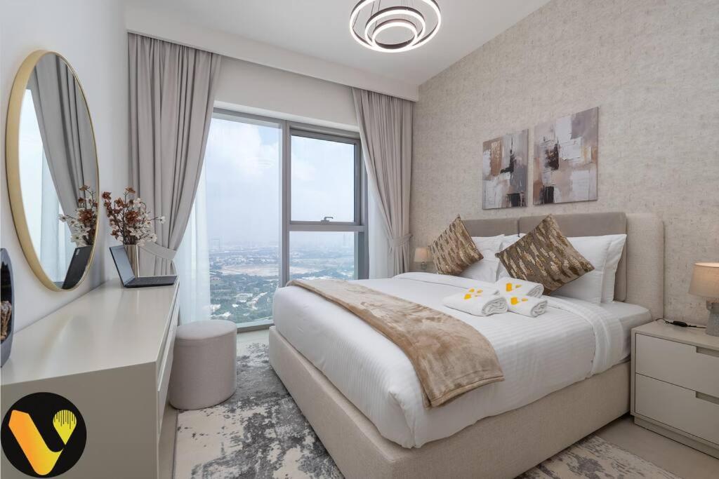 Vogue Vacation Homes, Downtown Views II with Direct Access to Dubai Mall Via a Climate Controlled Bridge, One Bedroom Apartment with Balcony and City View - 4