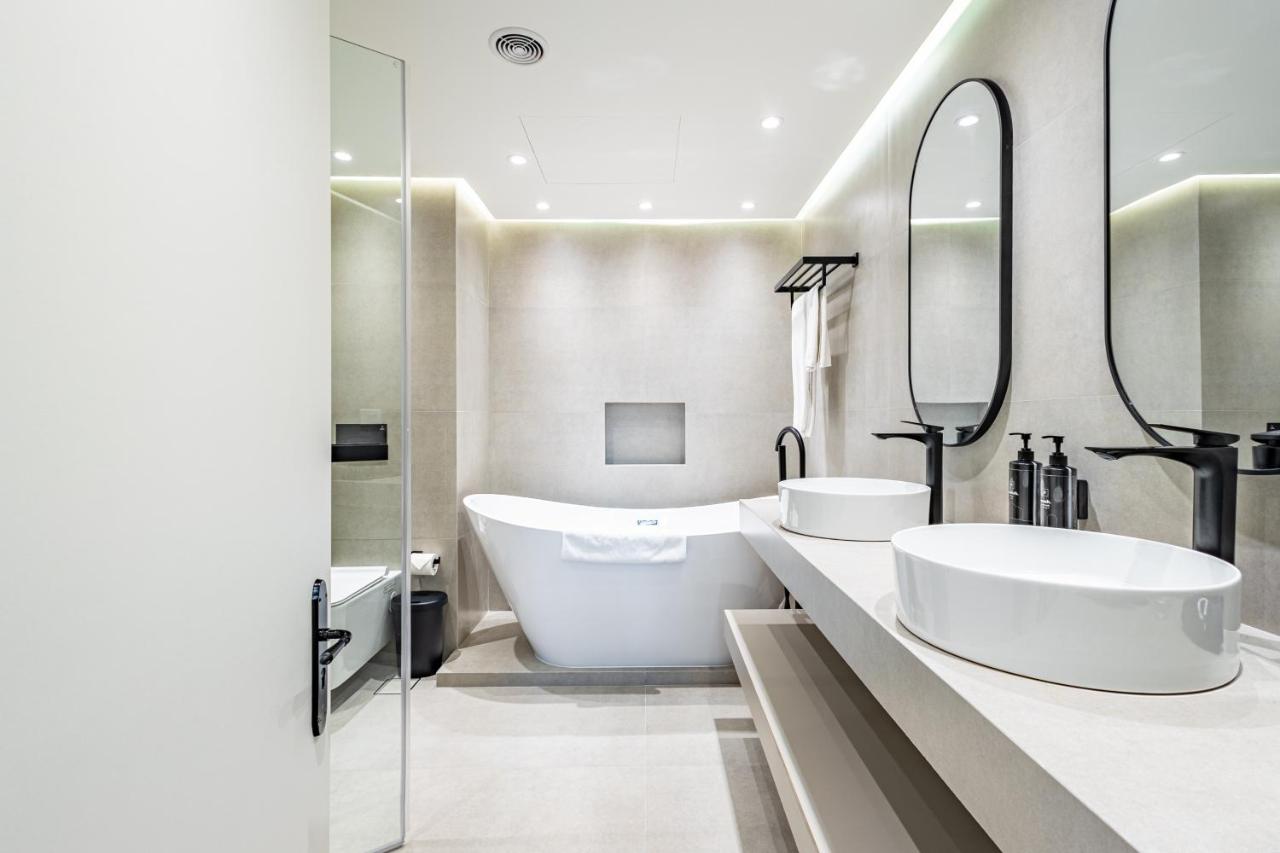 Upgraded 1BR Retreat with Iconic Burj Khalifa Views - 5