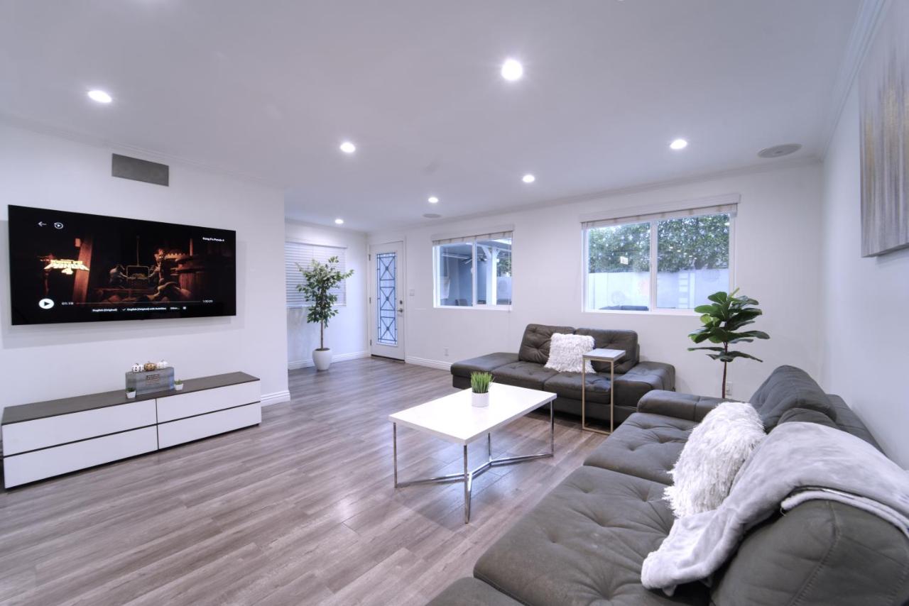 Stylish 3BR, 2BA Home , Sleeps 8 - King Bed, Firepit, Near Universal, SoFi - 3