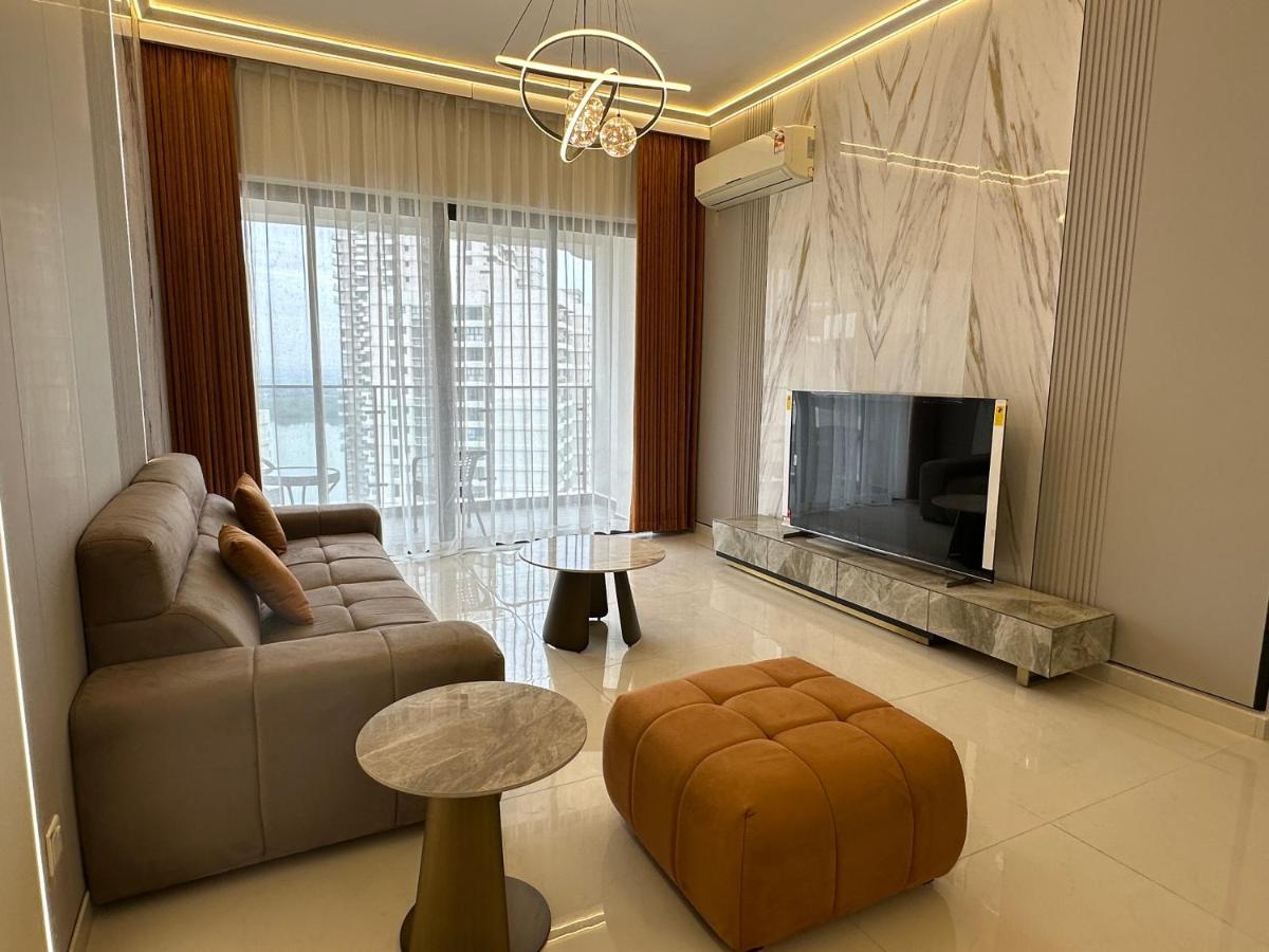 Deluxe 3 Bed 3 Bath Apartment - 4