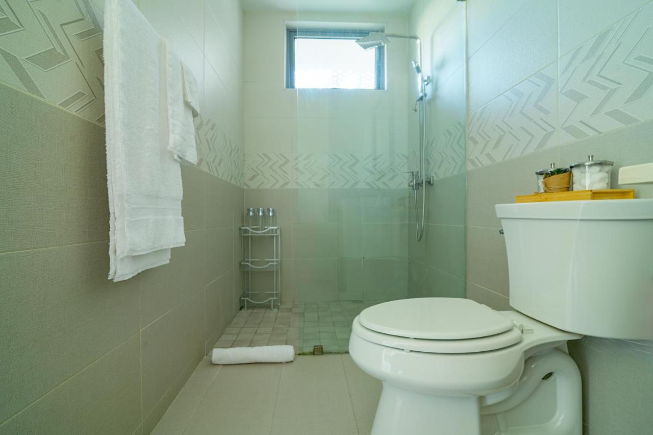 Modern Condo 1 King Bed Pool and Gym - 3